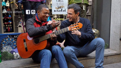 Sánchez pasea por el centro de Madrid para escuchar los problemas de los vecinos