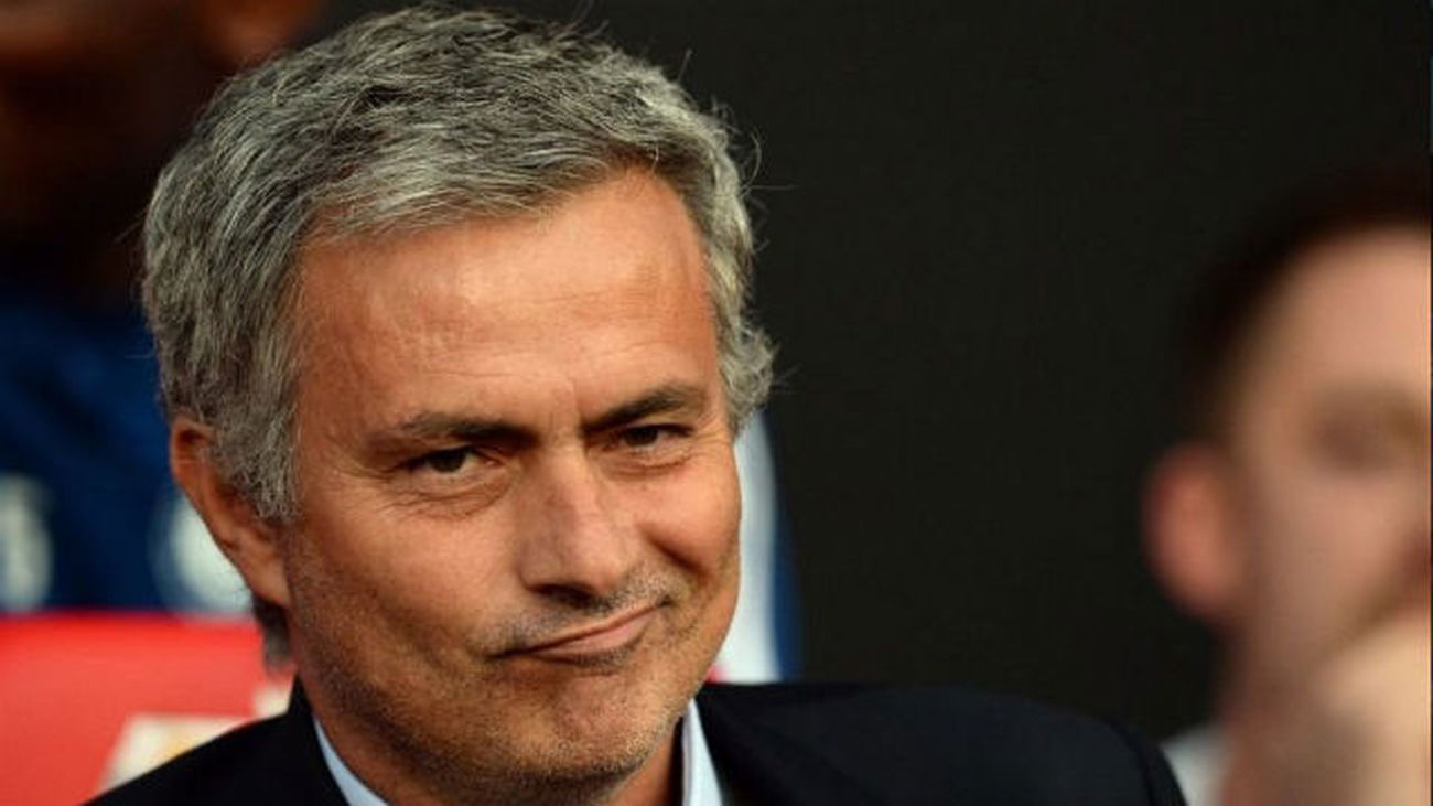 Mourinho asegura que fichar a Cristiano o a Bale "es misión imposible"