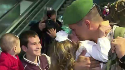 Lágrimas y abrazos para recibir a 40 soldados de la Bripac que regresan de Irak