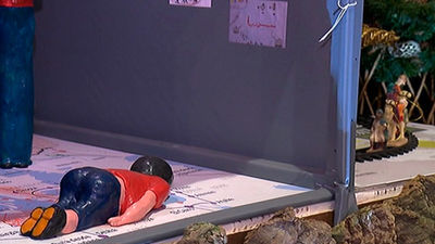 El belén de la iglesia de San Antón sustituye al niño Jesús por Aylán, el niño sirio ahogado