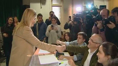 Cifuentes llama a la participación tras celebrar que su colegio está "lleno"