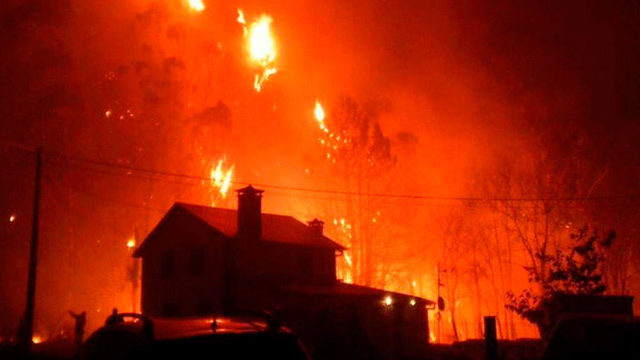 Una oleada de incendios azota la cornisa cantábrica