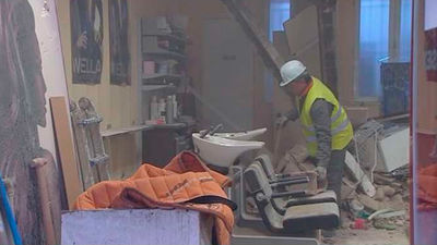 Herida al ceder el suelo de su piso en La Latina