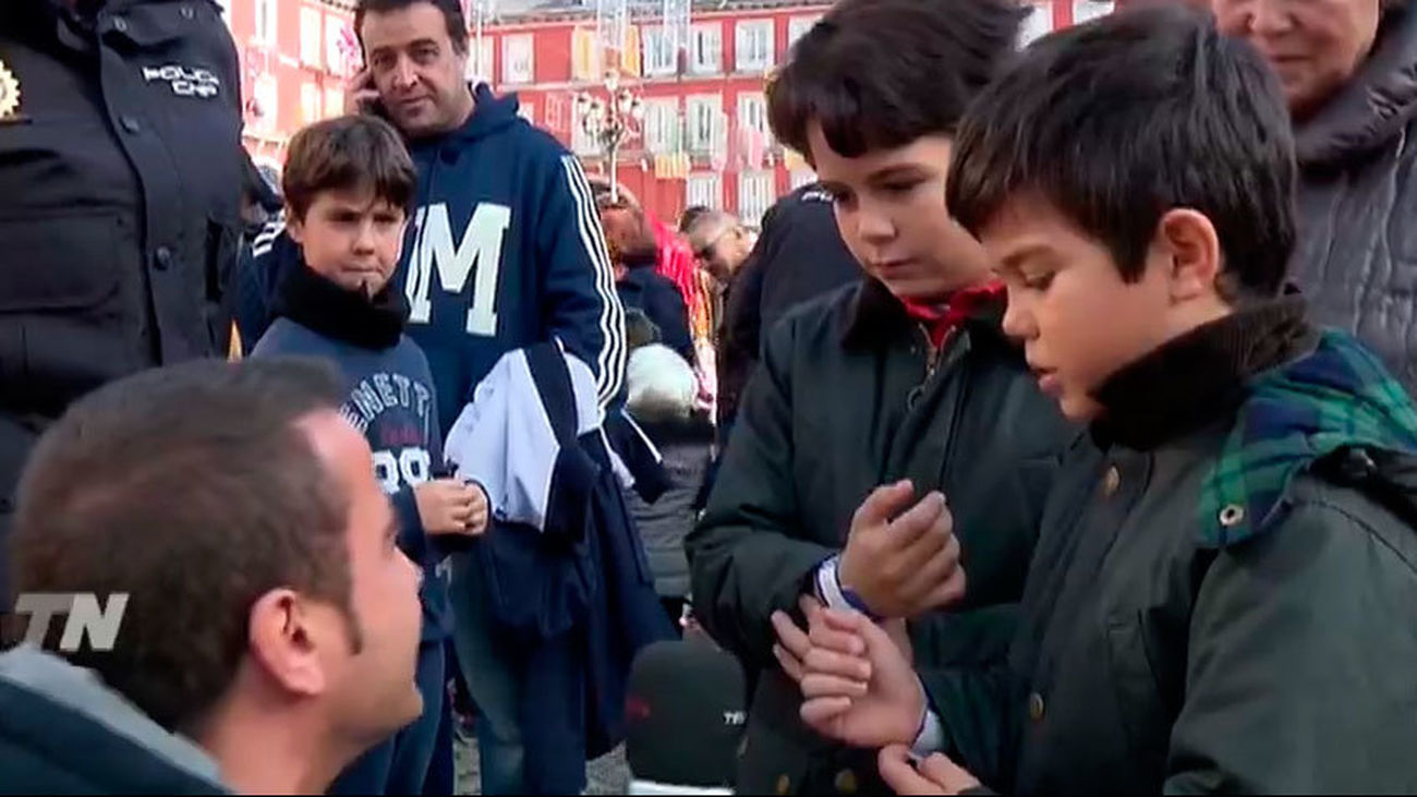 La Policía reparte pulseras para los niños en el centro y zonas comerciales