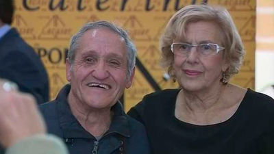 Carmena brinda por la paz y por el padre Ángel ante 200 sin techo en Cibeles