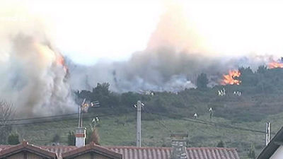 Más de 100 fuegos abrasan los montes  del norte de España en pleno invierno