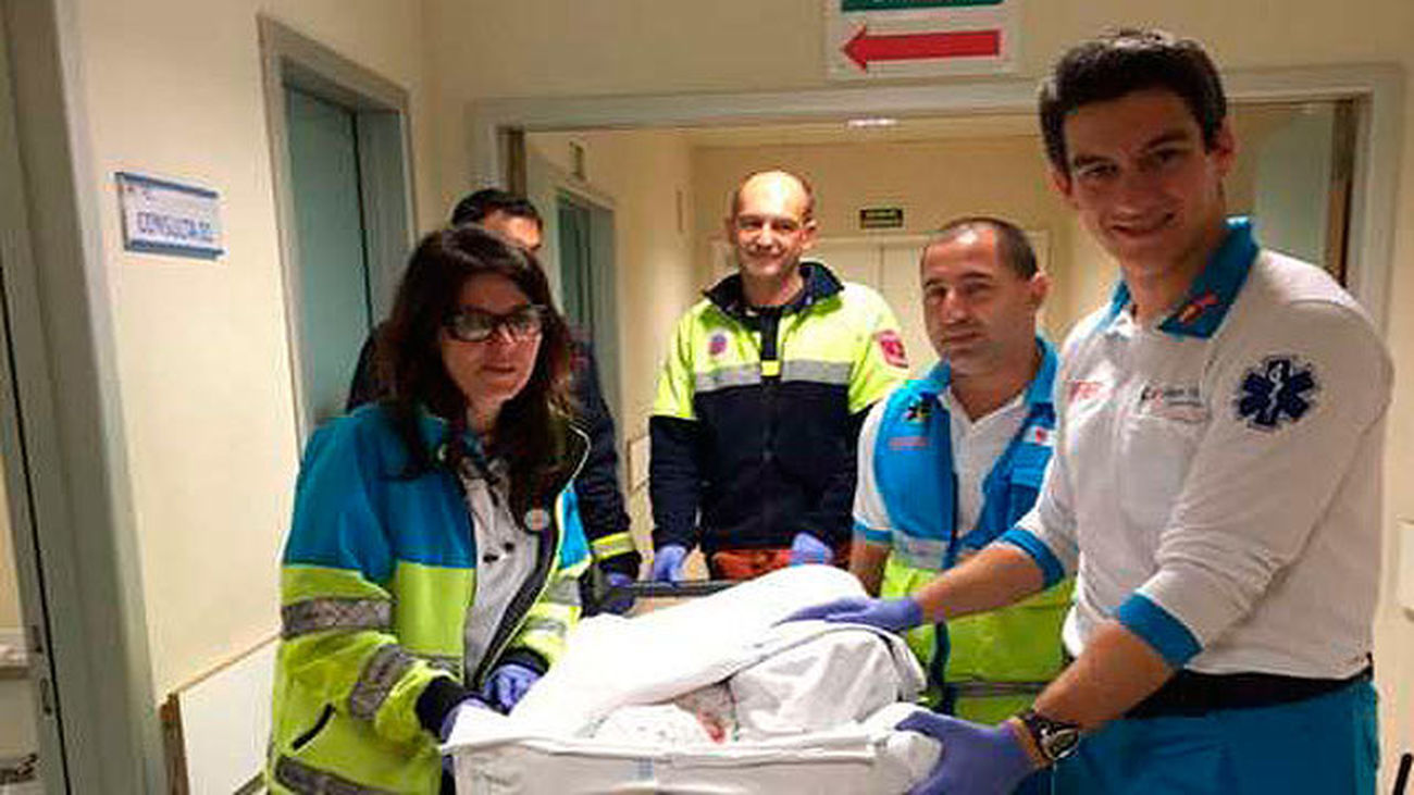 Miembros de Summa y Policía Local con el bebé