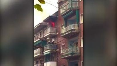 Espectacular incendio, sin heridos, en La Elipa