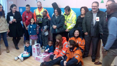 El Samur reparte regalos a niños  inmigrantes de centros de acogida