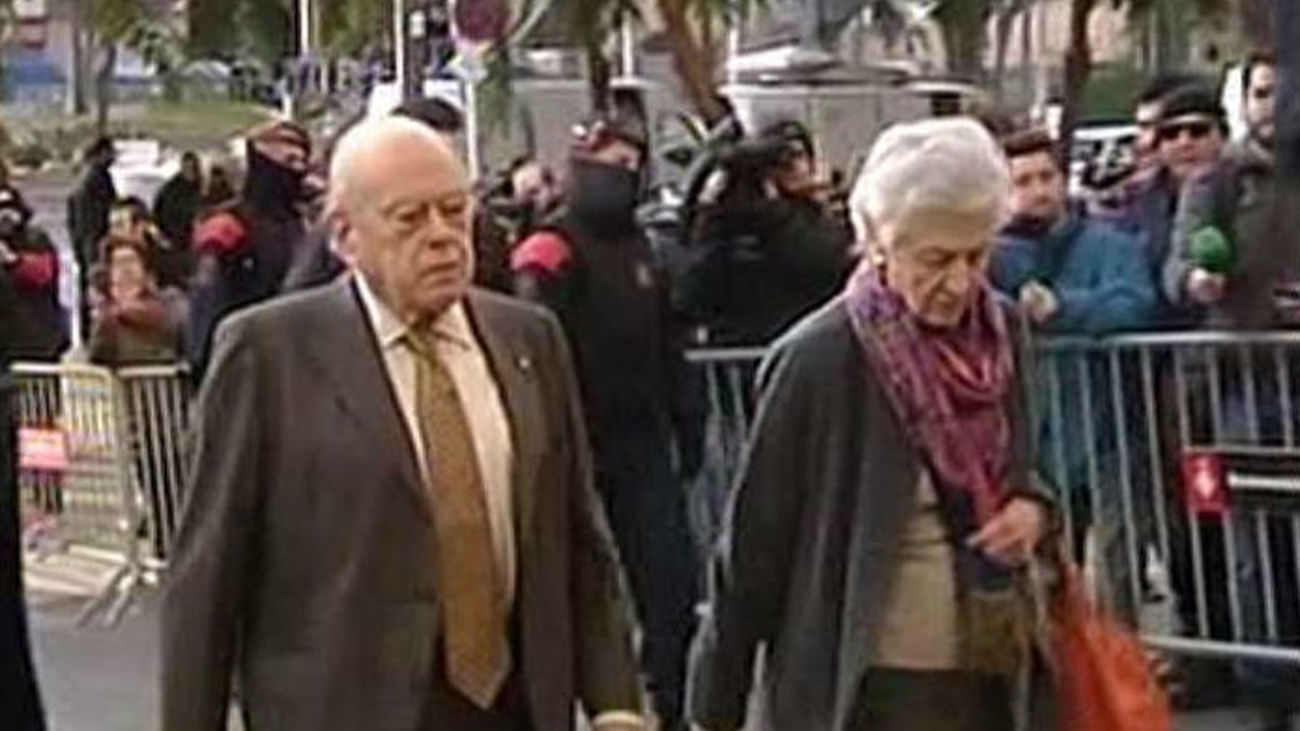 El 'pendrive' sobre los Pujol que entregó la Policía  al juez contiene información desde 1998