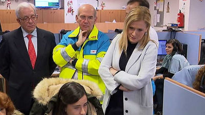 Cifuentes acude a agradecer trabajo de sanitarios y taxistas en fin de año