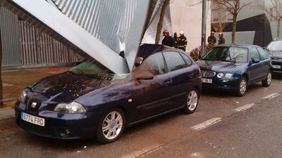 Arboles caídos y desprendimientos en fachadas por el fuerte viento