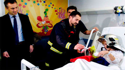 Los bomberos visitan a los niños ingresados en los hospitales de la región