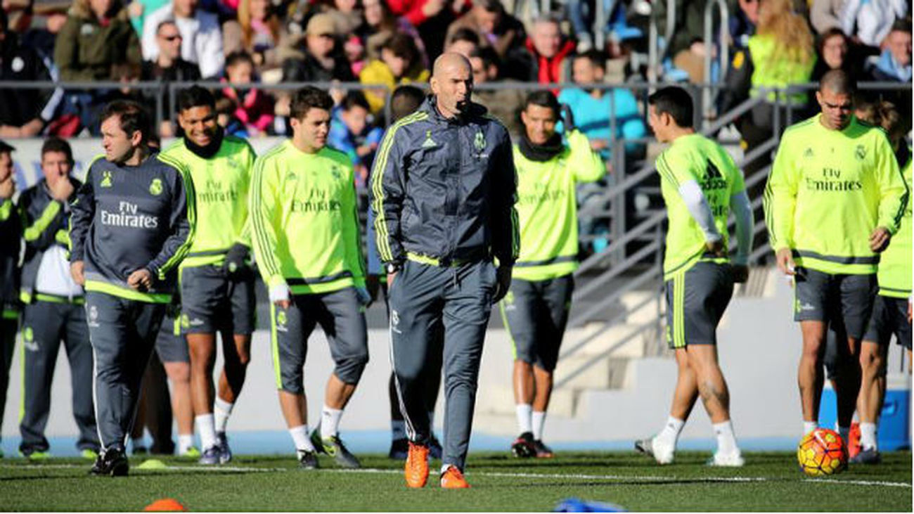 Zidane ilusiona al madridismo en su primer entrenamiento