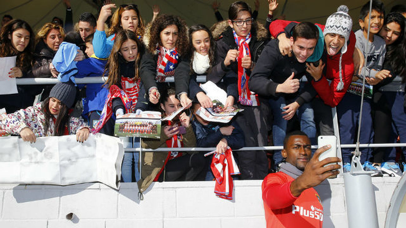 2.500 aficionados animan al Atlético en el entrenamiento de puertas abiertas