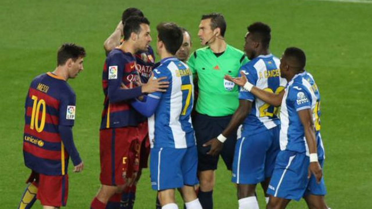 Insultos y amenazas entre jugadores del Barça y Espanyol en el túnel de vestuarios