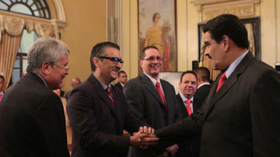 Maduro cambia su Gobierno mientras el Parlamento celebra su primera sesión