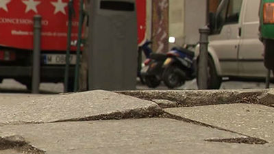 Las calles de Malasaña, llenas de peligrosas grietas