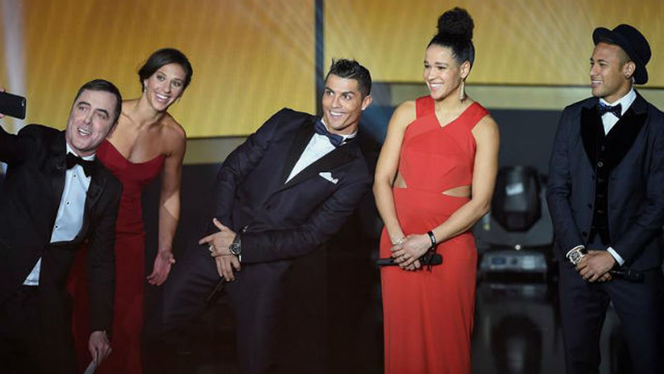 El mundo del fútbol desfiló por la alfombra roja