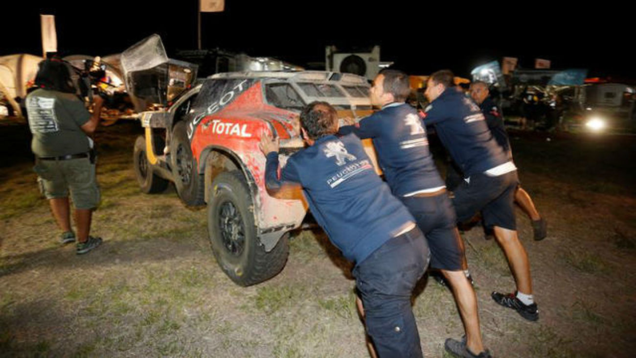 Carlos Sainz abandona el Dakar por una avería cuando iba líder
