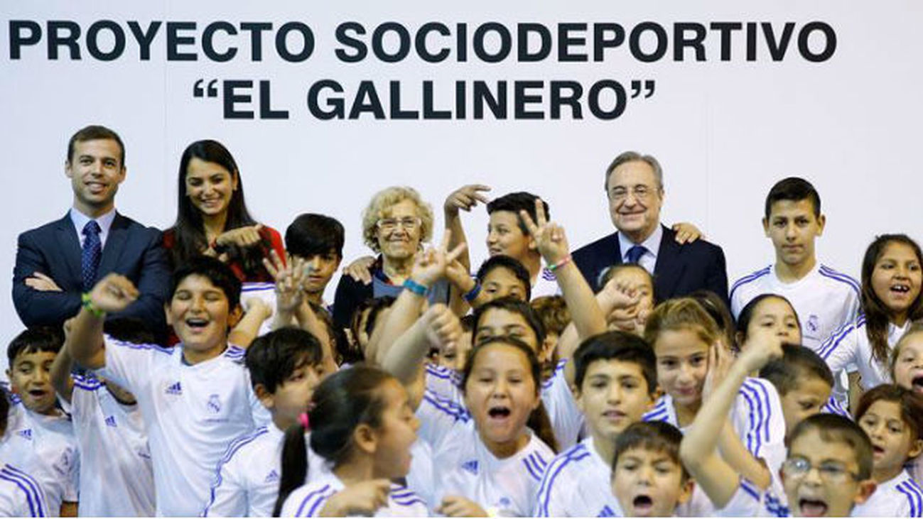 Florentino y Carmena, con los niños de 'El Gallinero'