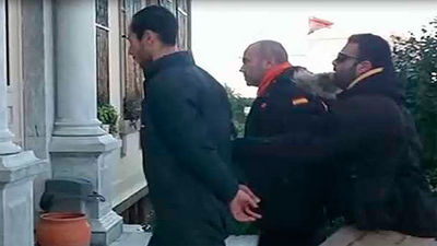 Compañeros de los bomberos detenidos confían en mediación del Gobierno para solucionar el "malentendido"