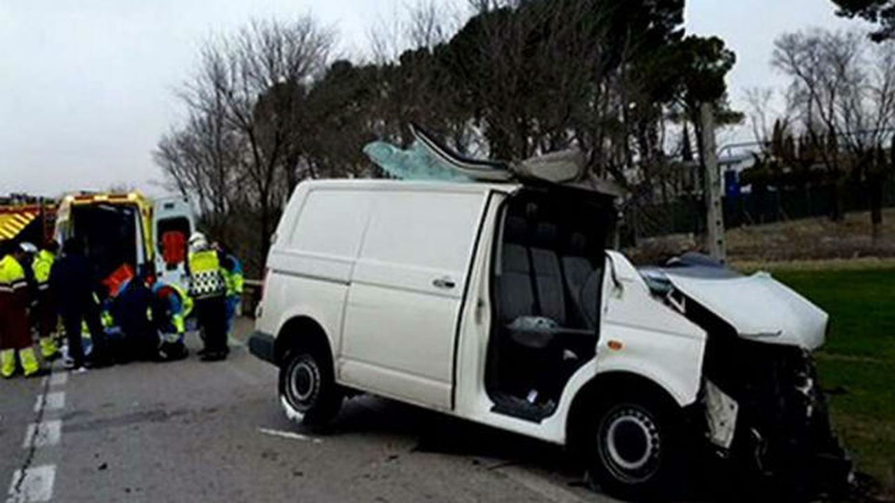 Herido grave el conductor de una furgoneta tras chocar con un camión en la M-841