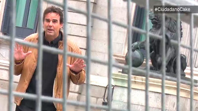 Detenido en el Valle de los Caídos el reportero Cake Minuesa con una cámara