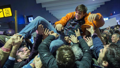 Recibidos como "héroes" en Sevilla los tres bomberos detenidos en Lesbos