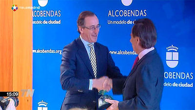 Alonso entrega a Alcobendas un premio por su labor contra la violencia machista
