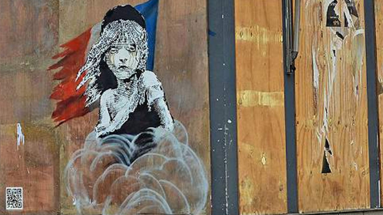 Banksy critica en un mural la actuación de las fuerzas de seguridad francesas con los refugiados