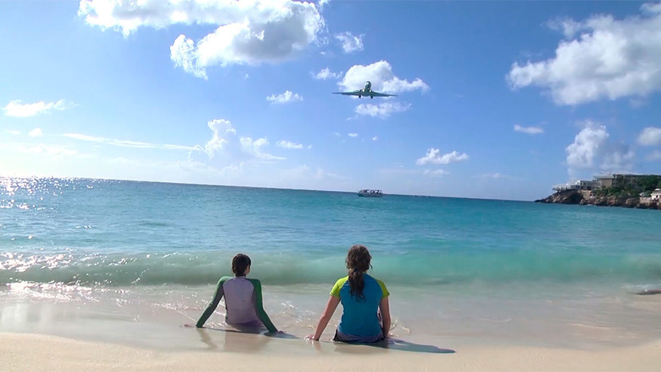 Maho, la playa que sobrevolaban los aviones