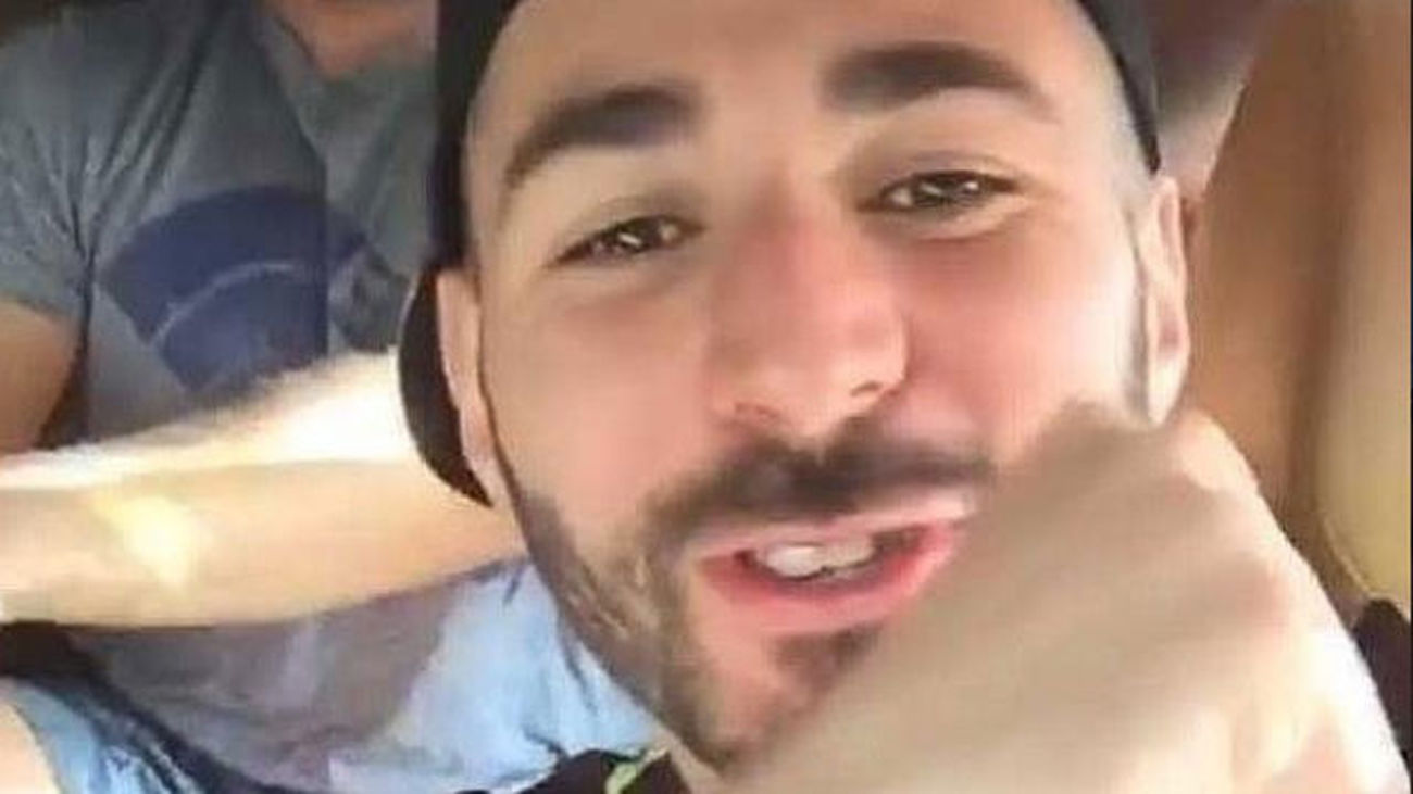 La última de Benzema en un coche: rapea sin cinturón