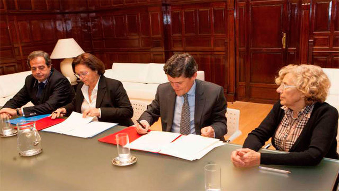 Carmena apuesta por tener más vivienda pública en la firma del convenio con Sareb
