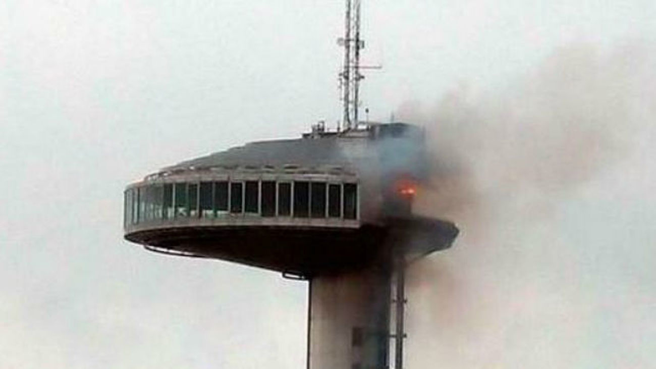 Extinguido el fuego del Faro de Moncloa sin heridos