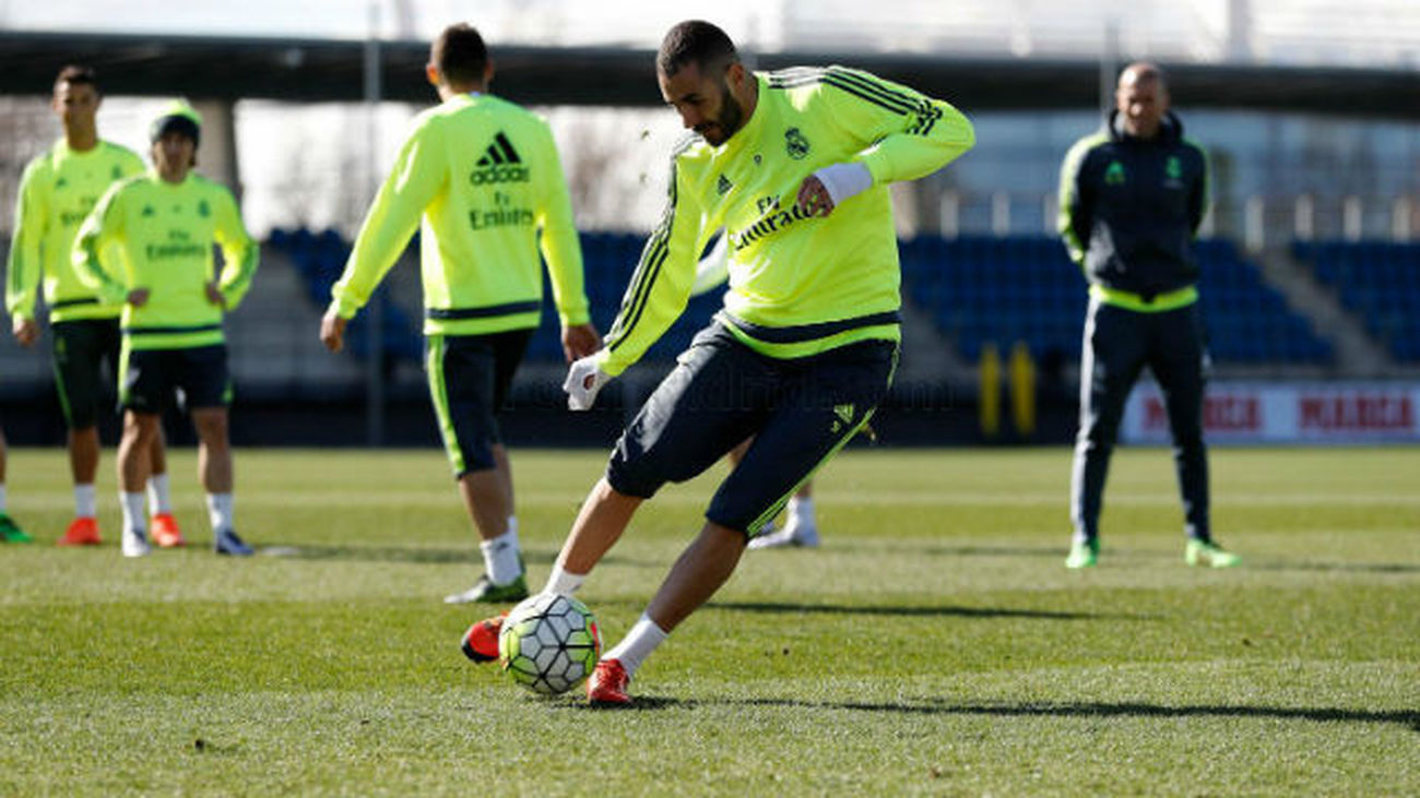 Benzema se prueba con el grupo y apunta al derbi
