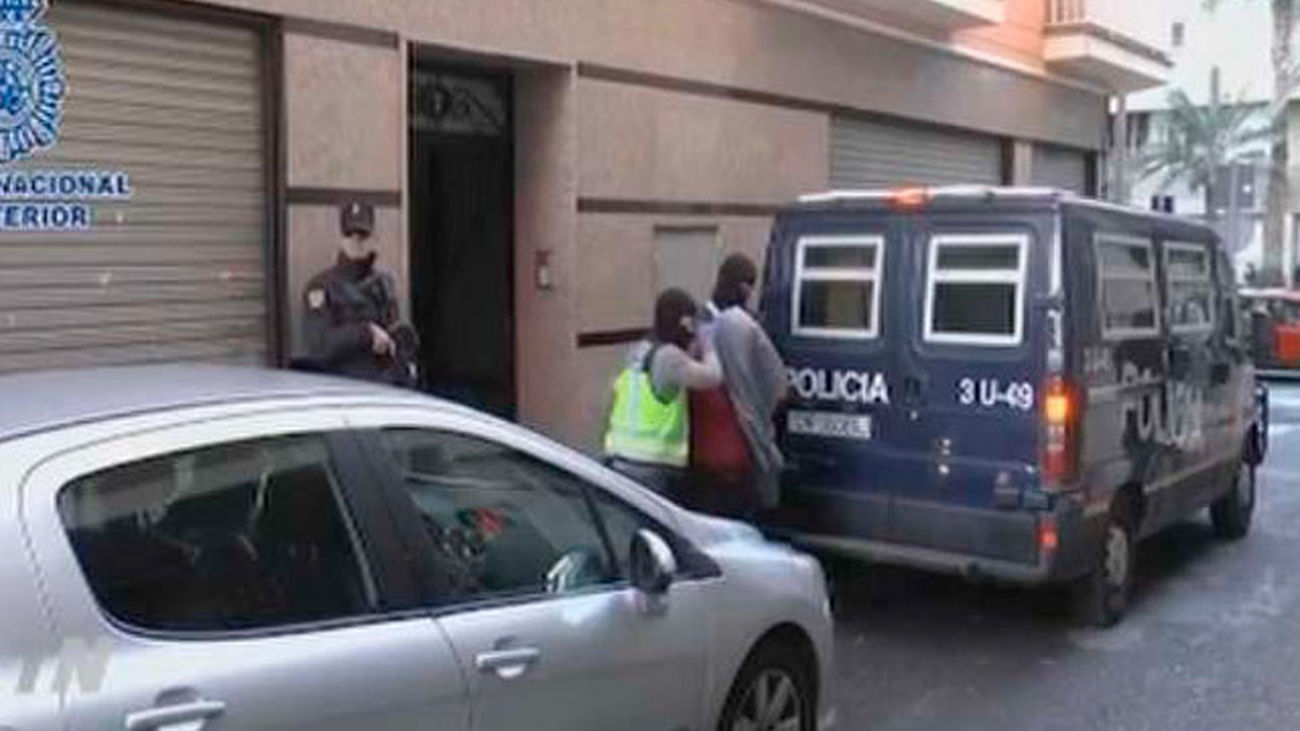 Detenido hombre que posaba con mujer e hijo como emblemas del Dáesh y armas