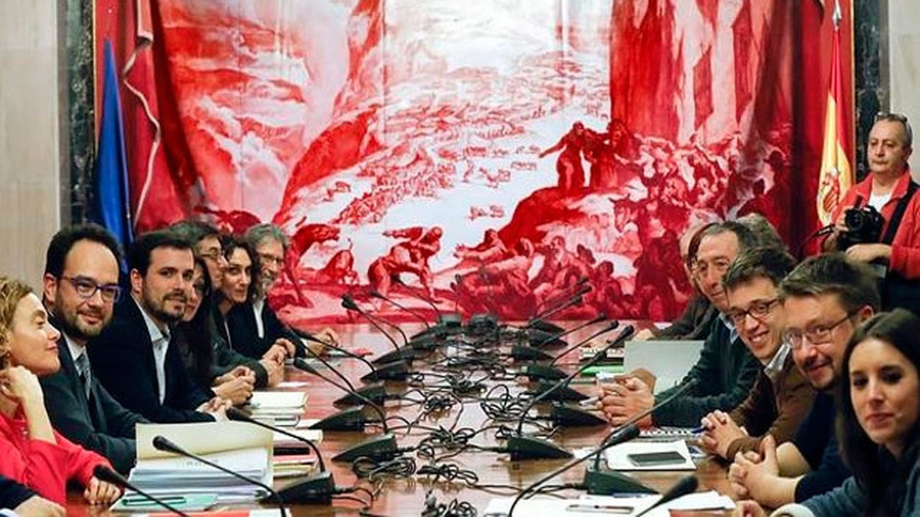 Reunión entre PSOE, Podemos, IU y Compromís en la Sala Roja del Congreso