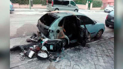Otro coche quemado en el barrio de Manoteras