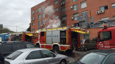 Una quincena de intoxicados leves por humo en un incendio en San Fernando de Henares