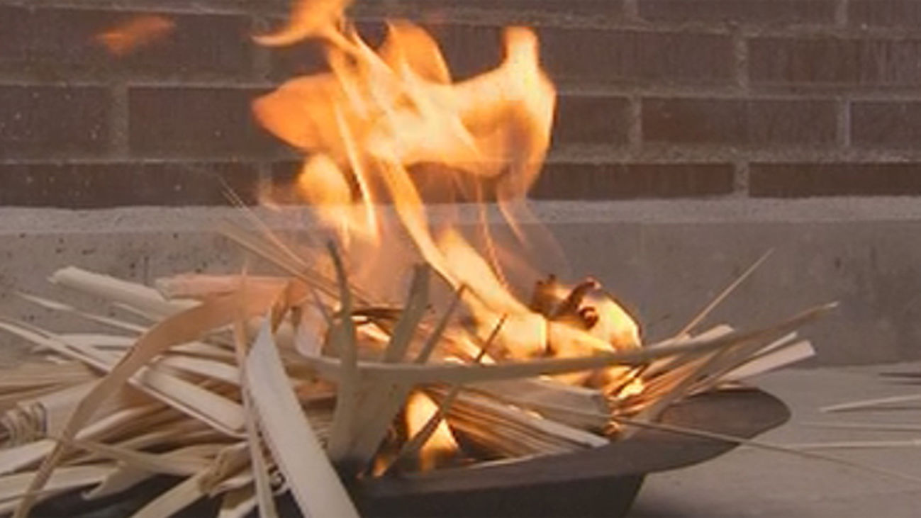 ¿De dónde sale la ceniza?