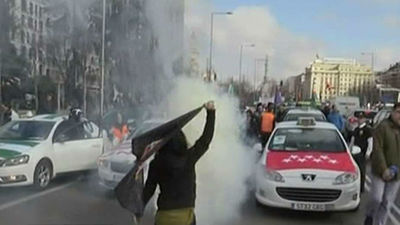 La protesta de los taxistas colapsa el tráfico en el centro de Madrid