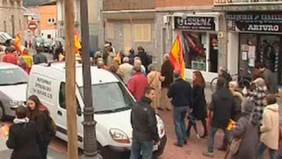 Concentración en Alpedrete para que se "restituya" la bandera de España en una rotonda