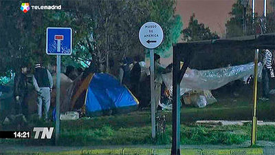 Familias rumanas pasan la noche junto al Faro de Moncloa