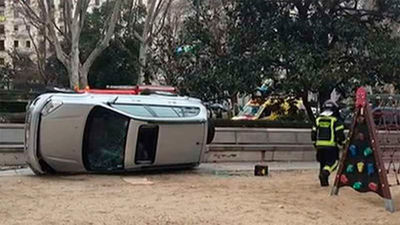 Una conductora se marea y vuelca en el Paseo del Prado atropellando a dos personas