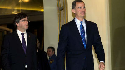 Primer saludo entre el Rey y Puigdemont en la cena del Mobile Congress