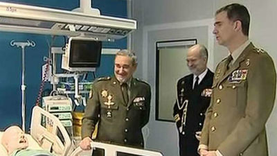 El Rey visita la nueva Unidad de enfermedades infecciosas del Gómez Ulla