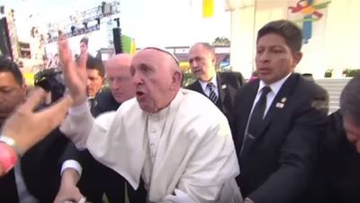 "¡No seas egoísta!", dice el papa a un joven que casi lo hace caer