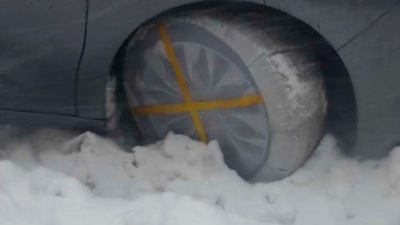 La nieve caída obliga a usar cadenas en los puertos de Navacerrada y Cotos