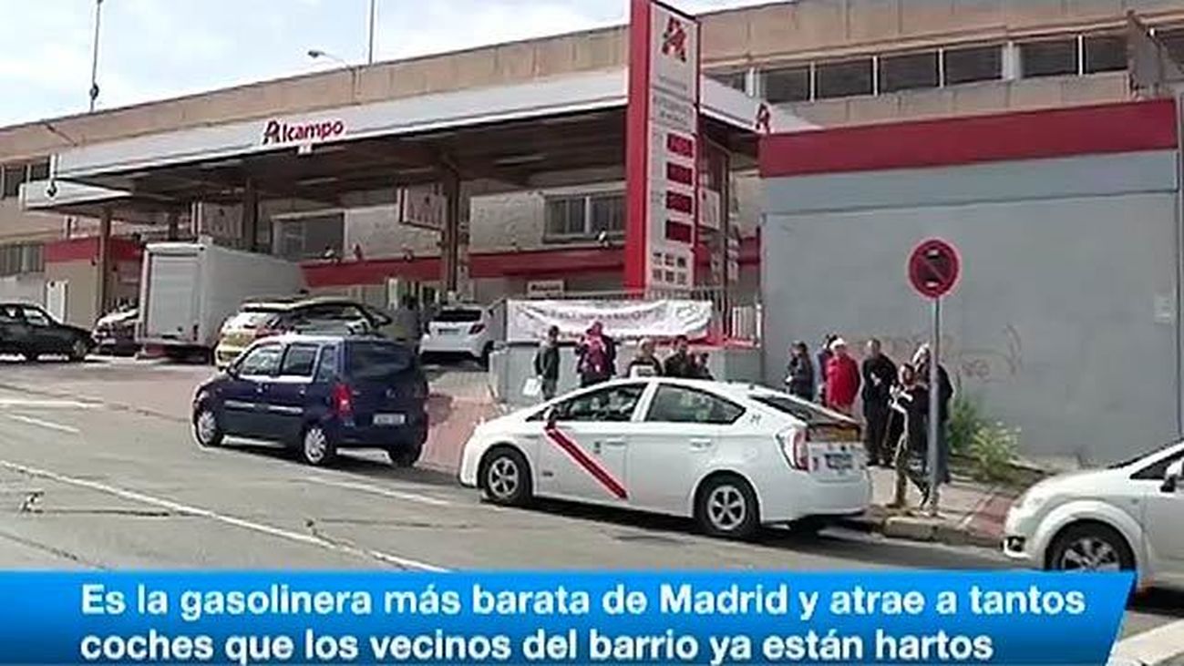 Caos de tráfico en la gasolinera más barata de Madrid